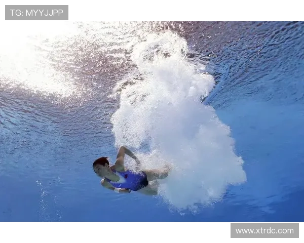 从高空跃入水花之间探寻跳水运动的力量美感与心灵震撼 从高空跃入水花之间探寻跳水运动的力量美感与心灵震撼